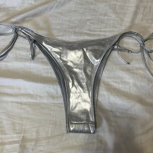 Skims metallic dipped tie bottoms